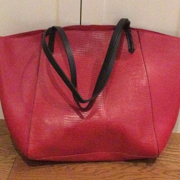 Zara duffel bag with inside pouch in red with black straps - Picture 1 of 10